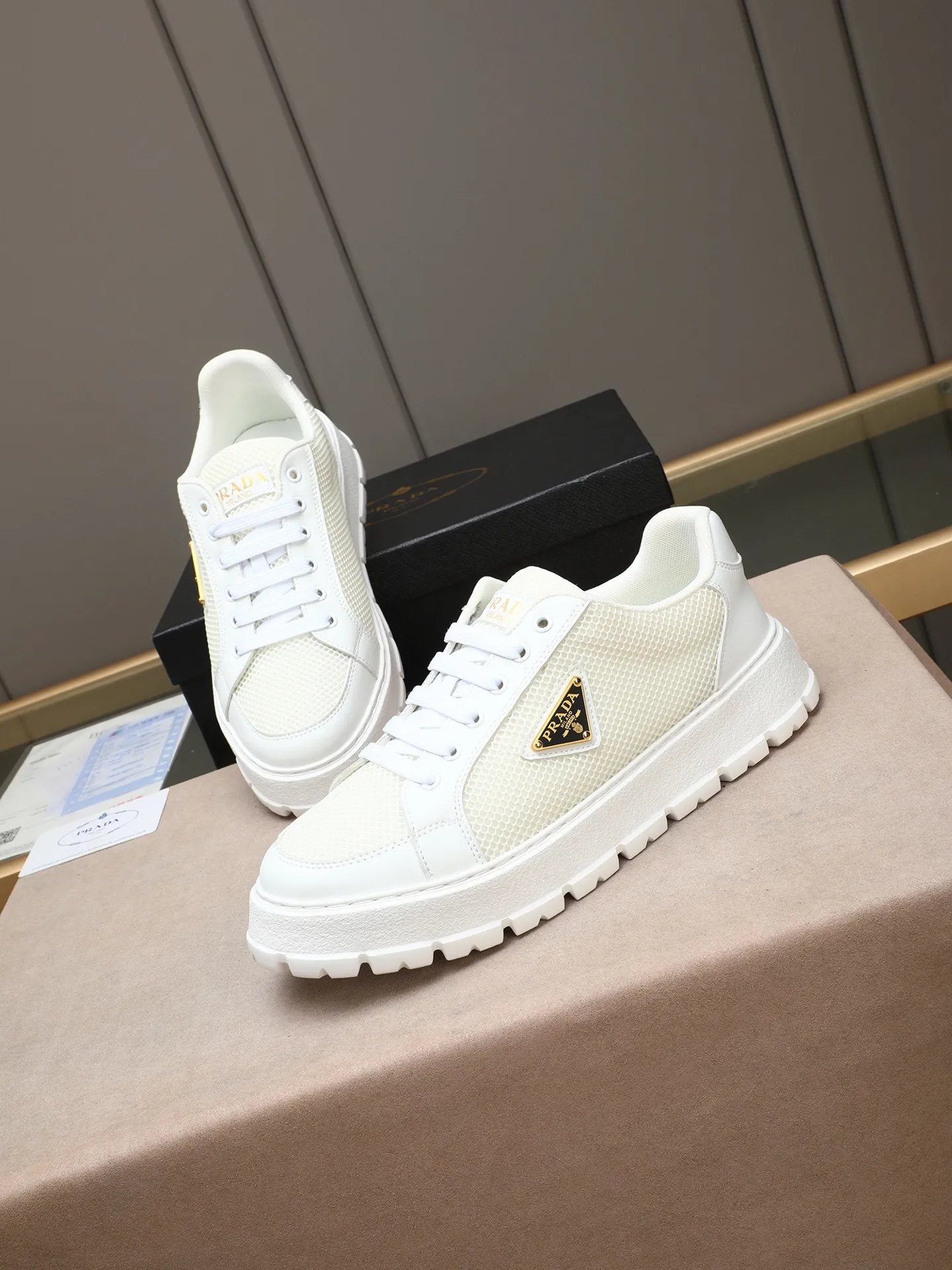 Men's Men's Shoes 💰440 Prada/Prada Men's new casual shoes, this sports shoe is made of imported calfskin upper with breathable mesh and breathable mesh lining. The foot pads are made of sheepskin, and the outsole is made of non-slip sports exclusive rubber outsole with logo. It feels good on the feet and is a fashionable item! Size: 38-44 (45 customized)